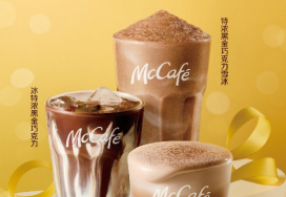 每日黑巧x麦咖啡推出联名饮品:特浓黑金巧克力