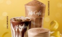 每日黑巧x麦咖啡推出联名饮品:特浓黑金巧克力