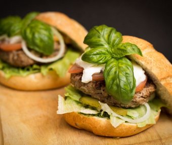 《中国西式快餐品类发展报告2023》发布，品类复苏势头明显