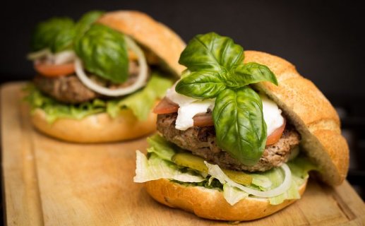 《中国西式快餐品类发展报告2023》发布,品类复苏势头明显